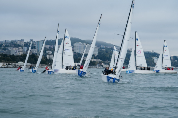 Парусные гонки в Сочи: триумфальный успех команды яхтсменов во главе с рулевым из Омска Парусные гонки в Сочи: триумфальный успех команды яхтсменов во главе с рулевым из Омска