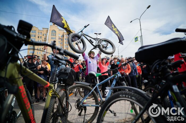 Человек-банан и Санта Клаус прокатились вместе с участниками Tour de Siberia Человек-банан и Санта Клаус прокатились вместе с участниками Tour de Siberia