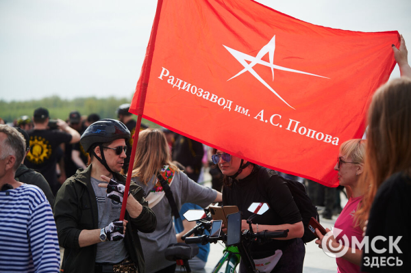 Человек-банан и Санта Клаус прокатились вместе с участниками Tour de Siberia Человек-банан и Санта Клаус прокатились вместе с участниками Tour de Siberia