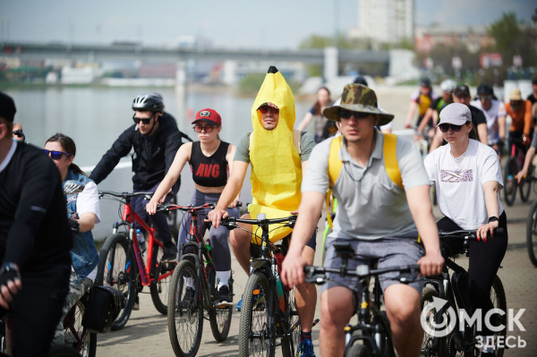 Человек-банан и Санта Клаус прокатились вместе с участниками Tour de Siberia Человек-банан и Санта Клаус прокатились вместе с участниками Tour de Siberia