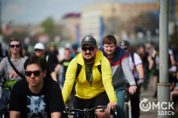 Человек-банан и Санта Клаус прокатились вместе с участниками Tour de Siberia Человек-банан и Санта Клаус прокатились вместе с участниками Tour de Siberia
