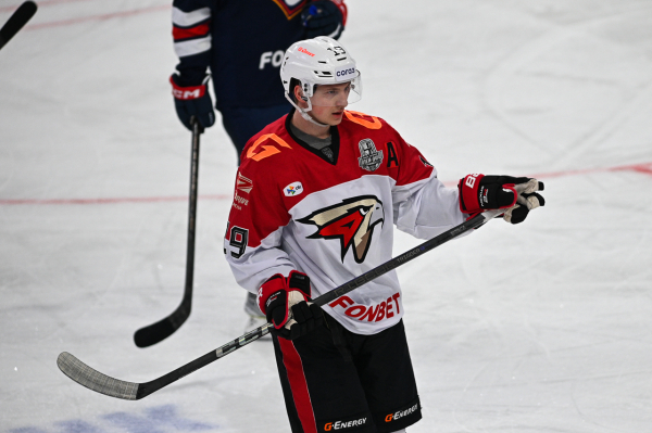 С "огоньком" в коньках: почему Владимир Ткачёв - усиление "Авангарда" в плей-офф