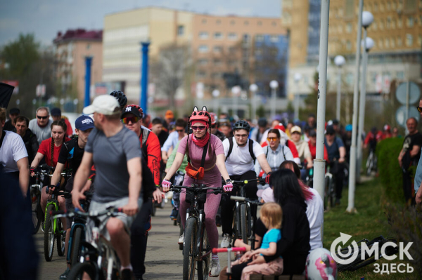 Человек-банан и Санта Клаус прокатились вместе с участниками Tour de Siberia Человек-банан и Санта Клаус прокатились вместе с участниками Tour de Siberia