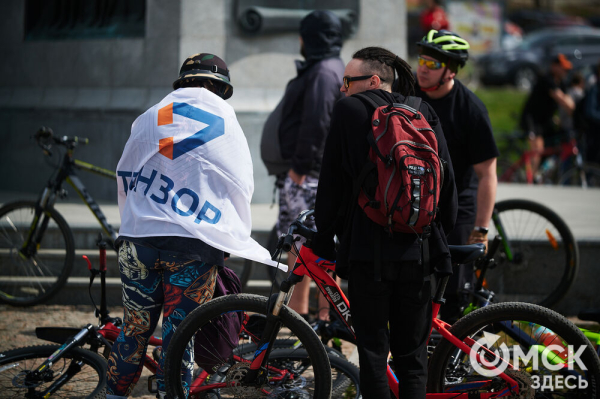 Человек-банан и Санта Клаус прокатились вместе с участниками Tour de Siberia Человек-банан и Санта Клаус прокатились вместе с участниками Tour de Siberia