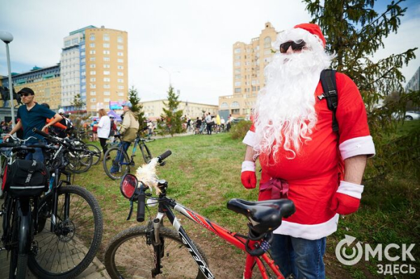 Человек-банан и Санта Клаус прокатились вместе с участниками Tour de Siberia Человек-банан и Санта Клаус прокатились вместе с участниками Tour de Siberia