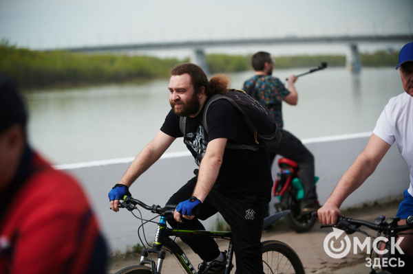 Человек-банан и Санта Клаус прокатились вместе с участниками Tour de Siberia Человек-банан и Санта Клаус прокатились вместе с участниками Tour de Siberia