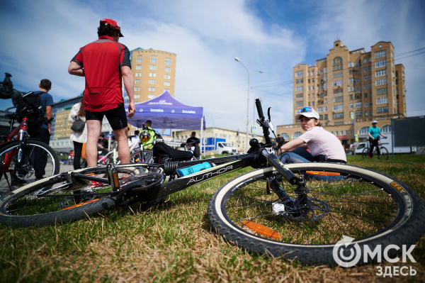 Человек-банан и Санта Клаус прокатились вместе с участниками Tour de Siberia Человек-банан и Санта Клаус прокатились вместе с участниками Tour de Siberia