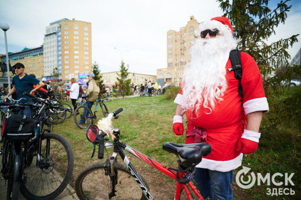 Человек-банан и Санта Клаус прокатились вместе с участниками Tour de Siberia Человек-банан и Санта Клаус прокатились вместе с участниками Tour de Siberia