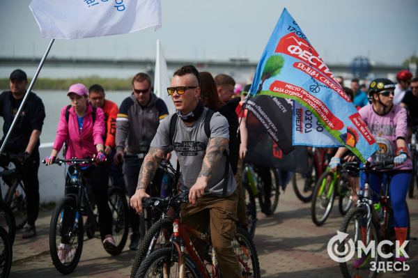 Человек-банан и Санта Клаус прокатились вместе с участниками Tour de Siberia Человек-банан и Санта Клаус прокатились вместе с участниками Tour de Siberia