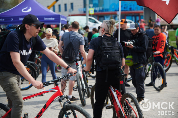 Человек-банан и Санта Клаус прокатились вместе с участниками Tour de Siberia Человек-банан и Санта Клаус прокатились вместе с участниками Tour de Siberia