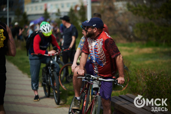 Человек-банан и Санта Клаус прокатились вместе с участниками Tour de Siberia Человек-банан и Санта Клаус прокатились вместе с участниками Tour de Siberia