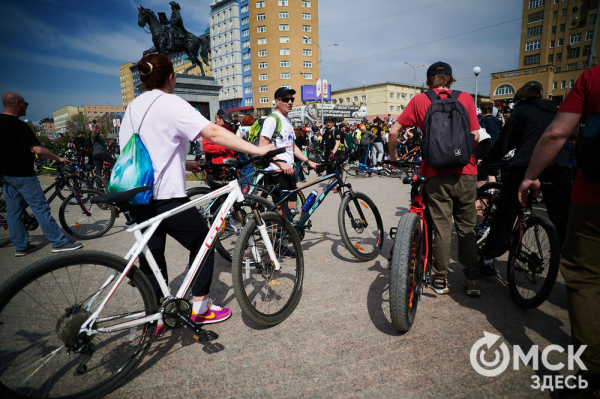 Человек-банан и Санта Клаус прокатились вместе с участниками Tour de Siberia Человек-банан и Санта Клаус прокатились вместе с участниками Tour de Siberia