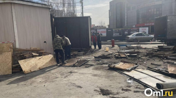 В Омске начали разбирать торговый павильон на «Кристалле»