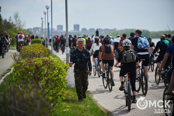 Человек-банан и Санта Клаус прокатились вместе с участниками Tour de Siberia Человек-банан и Санта Клаус прокатились вместе с участниками Tour de Siberia