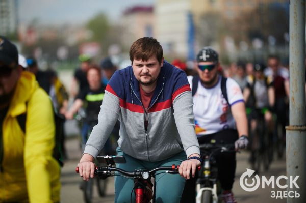 Человек-банан и Санта Клаус прокатились вместе с участниками Tour de Siberia Человек-банан и Санта Клаус прокатились вместе с участниками Tour de Siberia