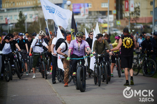 Человек-банан и Санта Клаус прокатились вместе с участниками Tour de Siberia Человек-банан и Санта Клаус прокатились вместе с участниками Tour de Siberia