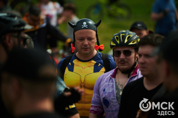 Человек-банан и Санта Клаус прокатились вместе с участниками Tour de Siberia Человек-банан и Санта Клаус прокатились вместе с участниками Tour de Siberia