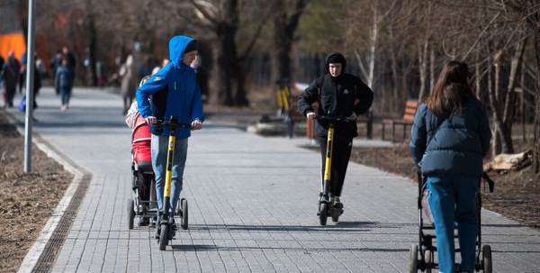 "Боулинг" на тротуаре. Как пожизненно лишиться возможности управлять электросамокатом