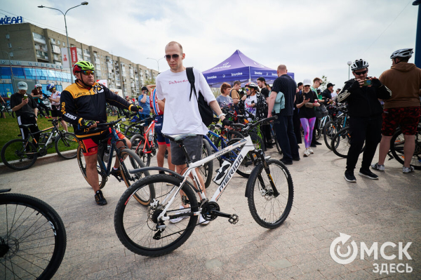 Человек-банан и Санта Клаус прокатились вместе с участниками Tour de Siberia Человек-банан и Санта Клаус прокатились вместе с участниками Tour de Siberia
