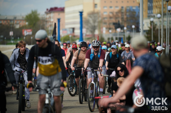 Человек-банан и Санта Клаус прокатились вместе с участниками Tour de Siberia Человек-банан и Санта Клаус прокатились вместе с участниками Tour de Siberia