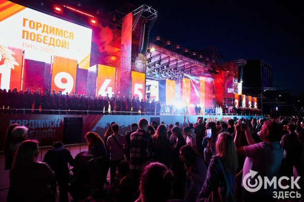 С громыхающим поездом и фронтовыми зарисовками: как прошёл концерт на Соборной площади