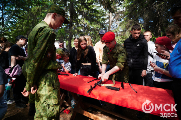 Курс молодого бойца и послания памяти. Как омичи отмечают 9 Мая в парке Победы Курс молодого бойца и послания памяти. Как омичи отмечают 9 Мая в парке Победы
