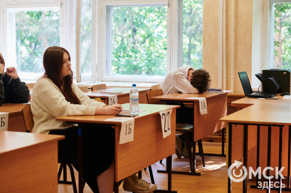Под прицелом камер, но с шоколадкой. В Омске стартовал экзаменационный марафон