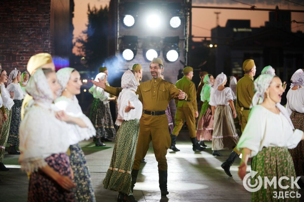 С громыхающим поездом и фронтовыми зарисовками: как прошёл концерт на Соборной площади