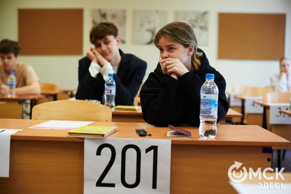 Под прицелом камер, но с шоколадкой. В Омске стартовал экзаменационный марафон