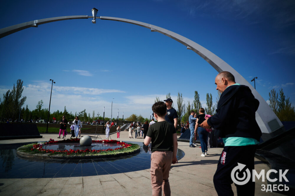 Курс молодого бойца и послания памяти. Как омичи отмечают 9 Мая в парке Победы Курс молодого бойца и послания памяти. Как омичи отмечают 9 Мая в парке Победы