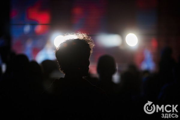 С громыхающим поездом и фронтовыми зарисовками: как прошёл концерт на Соборной площади