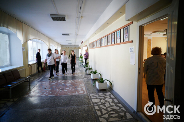 Под прицелом камер, но с шоколадкой. В Омске стартовал экзаменационный марафон