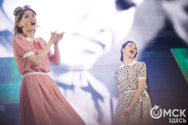 С громыхающим поездом и фронтовыми зарисовками: как прошёл концерт на Соборной площади