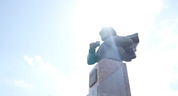 Развевающийся плащ, бинокль в руке: в Омской области установили памятник генерал-лейтенанту Ивану Кибалю