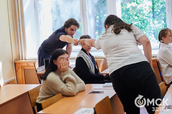Под прицелом камер, но с шоколадкой. В Омске стартовал экзаменационный марафон