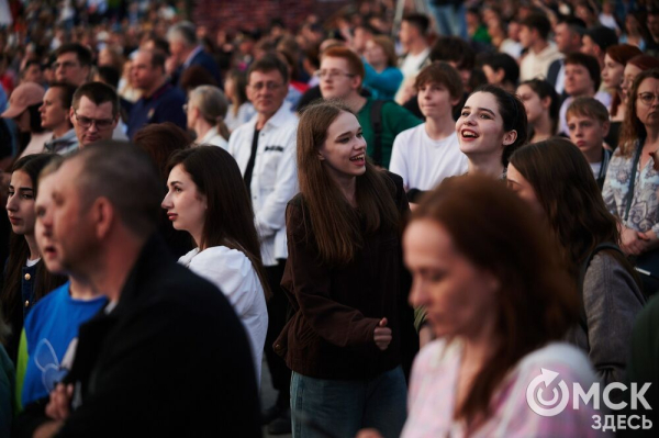 С громыхающим поездом и фронтовыми зарисовками: как прошёл концерт на Соборной площади