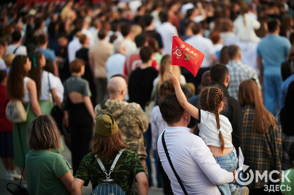 С громыхающим поездом и фронтовыми зарисовками: как прошёл концерт на Соборной площади