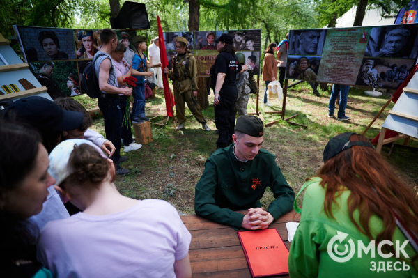 Курс молодого бойца и послания памяти. Как омичи отмечают 9 Мая в парке Победы Курс молодого бойца и послания памяти. Как омичи отмечают 9 Мая в парке Победы