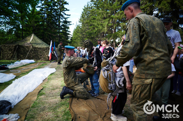 Курс молодого бойца и послания памяти. Как омичи отмечают 9 Мая в парке Победы Курс молодого бойца и послания памяти. Как омичи отмечают 9 Мая в парке Победы