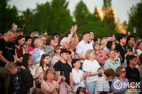 С громыхающим поездом и фронтовыми зарисовками: как прошёл концерт на Соборной площади