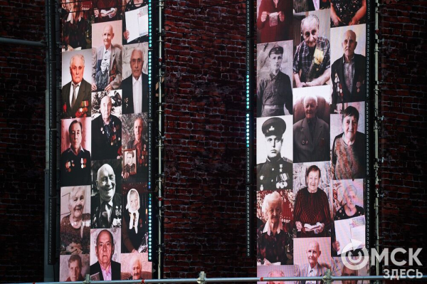 С громыхающим поездом и фронтовыми зарисовками: как прошёл концерт на Соборной площади