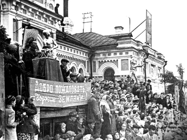 С громыхающим поездом и фронтовыми зарисовками: как прошёл концерт на Соборной площади