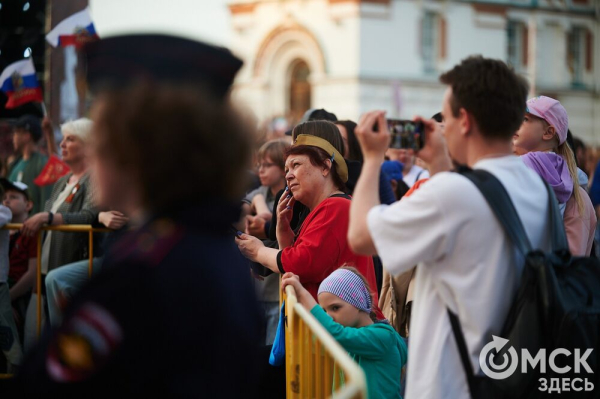С громыхающим поездом и фронтовыми зарисовками: как прошёл концерт на Соборной площади