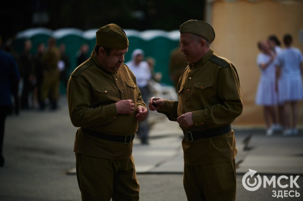 С громыхающим поездом и фронтовыми зарисовками: как прошёл концерт на Соборной площади