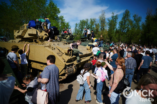 Курс молодого бойца и послания памяти. Как омичи отмечают 9 Мая в парке Победы Курс молодого бойца и послания памяти. Как омичи отмечают 9 Мая в парке Победы