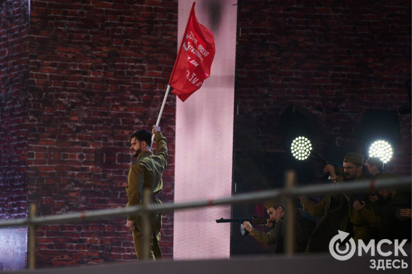 С громыхающим поездом и фронтовыми зарисовками: как прошёл концерт на Соборной площади