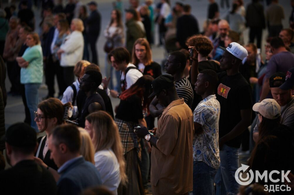 С громыхающим поездом и фронтовыми зарисовками: как прошёл концерт на Соборной площади
