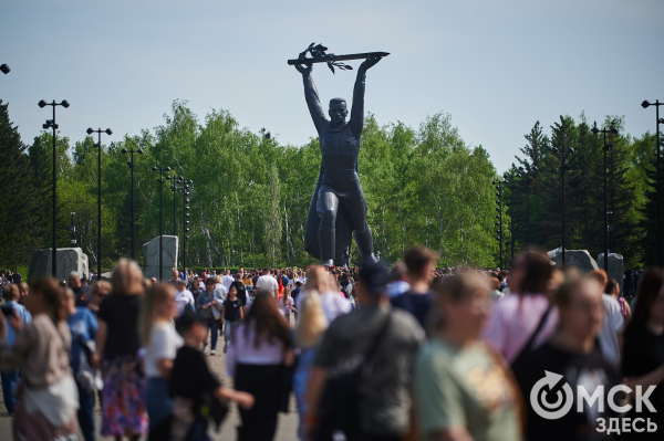 Курс молодого бойца и послания памяти. Как омичи отмечают 9 Мая в парке Победы Курс молодого бойца и послания памяти. Как омичи отмечают 9 Мая в парке Победы