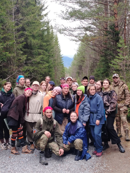 Снег, палатки и командный дух: зачем омские студенты уходят в горы