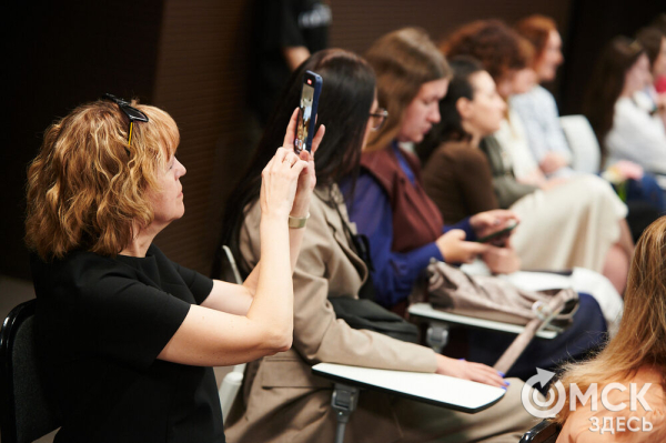 Буквы в пространстве: книжный блогер Александра Макарова презентовала свою вторую книгу